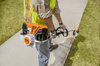 Professioneller Gärtner verwendet Stihl KM 111 R KombiMotor in einer Gartenanlage