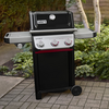 Weber SPIRIT E-335 GBS Gasgrill in einem Garten