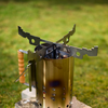 Petromax Universalkreuz montiert auf einem Raketenofen im Freien
