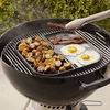 Weber 2in1 Sear Grate & Grillplatte auf einem Grill mit Kartoffeln, Eiern und Speck im Freien
