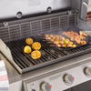 Weber Gasgrill mit Spießen und Zitronen, moderne Außenküche