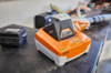 Stihl AL 301 Schnellladegerät auf Werkbank in Werkstatt