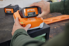 Person lädt STIHL AP 300 S Akku in STIHL AL 301 Schnellladegerät in Werkstatt