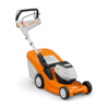 STIHL RMA 443 PV Akku-Rasenmäher in Orange und Weiß mit ergonomischem Lenker und großem Grasfangkorb