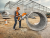 Arbeiter verwendet STIHL TS 800 Trennschleifer auf Baustelle