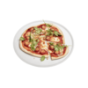 Frische Pizza auf Weber Porzellan-Pizzateller vor grünem Hintergrund