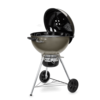 Weber Master-Touch GBS C-5750 Holzkohlegrill in Smoke Grey mit geöffnetem Deckel und sichtbarem Thermometer