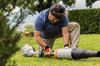 Mann mittleren Alters arbeitet an STIHL KombiMotor im Garten