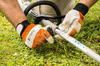 Person verwendet STIHL KM 56 RC-E KombiMotor im Garten