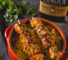 Hühnchenspieße mit Rufus Teague Whiskey Maple BBQ Sauce garniert mit frischen Kräutern