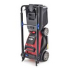 Toro eL36PST Akku-Rasenmäher in aufrechter Lagerung mit rotem und schwarzem Design