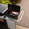 Weber Works Outdoor-Aufbewahrungsbox integriert in Weber Grill auf gepflastertem Außenbereich