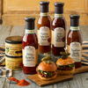 Stonewall Kitchen Grillprodukte auf Holztisch mit Burgern und Saucen