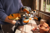 Person wartet STIHL Mähkopf in einer hellen Werkstatt