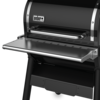 Weber SmokeFire EX4 Fronttisch an einem Holzpelletgrill montiert