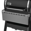 Weber SmokeFire EX4 Fronttisch an einem Holzpelletgrill in ausgeklapptem Zustand
