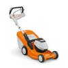 STIHL RMA 448 PV Akku-Rasenmäher in Orange und Weiß mit Mono-Komfortlenker und Grasfangkorb