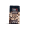 Verpackung von Weber Hickory Räucherchips 700g mit Holzchips im Hintergrund