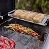 Weber Warmhalterost mit Brötchen und gegrilltem Gemüse auf einem Außengrill