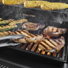 Weber SPIRIT EP-435R Gasgrill in Aktion mit Steaks und Gemüse