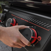 Hand bedient Sear Zone Regler am Weber SPIRIT EP-435R Gasgrill in Stealth Edition