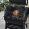 Weber SmokeFire Grill mit Fleisch und Wet-Smoke-Kit auf Terrasse