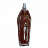 Sargförmige Flasche der Black Death Sauce mit Skelett-Relief und dunkelroter Füllung