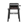 Weber LUMIN Elektrogrill auf Stand in schwarzem Design