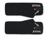 Zwei schwarze STIHL HS-Beinschützer auf heller Oberfläche mit Logo und Heckenschere-Symbol