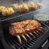 Weber SEARWOOD Holzpelletgrill mit gebräuntem Fleisch und gefüllten Kartoffeln