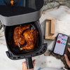 Gebratenes Hähnchen mit zwei MEATER Pro Duo Thermometern in modernem Kochgerät neben Smartphone-App