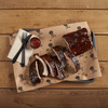 Gegrillte Rippchen auf Weber Butcher Paper mit Barbecuesauce und Besteck auf Holztisch