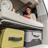 Zwei Frauen verstauen Campingausrüstung in einem Camper mit Petromax Catago Box 50