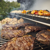 Weber SEARWOOD XL Holzpelletgrill mit Steaks und Gemüse in Aktion