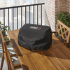Weber Premium Abdeckhaube auf einem Elektrogrill auf einem Balkon mit Stadtblick