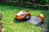 Stihl iMOW Mähroboter auf ADO 401 Dockingstation im grünen Garten