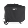 Schwarze Weber Traveler Premium Abdeckhaube über einem Grill mit sichtbarem Weber-Logo