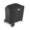 Schwarze Weber Traveler Premium Abdeckhaube über einem mobilen Grill