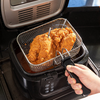 Person verwendet MEATER Pro XL Thermometer in elektrischer Fritteuse mit Hähnchen