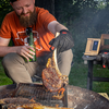 Mann grillt großes Fleischstück im Freien mit MEATER Pro XL Thermometer