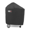 Weber Abdeckhaube Premium über einem Performer GBS Grill mit sichtbarem Weber-Logo