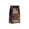 Packung Weber Räucherchips Whiskey 700g vor dunkelgrünem Hintergrund
