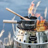 Petromax Holzlöffel in einem Kochtopf auf einem Atago Grill über offenem Feuer im Freien