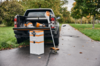 STIHL Akku-Box und Gartengeräte auf Pickup in natürlicher Umgebung