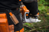 Person hält STIHL MS 500i Kettensäge in natürlicher Umgebung