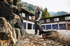 Mann benutzt Stihl Kehrwalze zur Reinigung eines gepflasterten Bereichs vor einem Gebäude