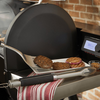 Weber Premium Grillbesteck in Aktion, Wender hebt Fleisch auf Grill bei 350°F