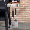 Weber Premium Grillbesteck an SmokeFire Grill mit Zwiebeln auf Ablage