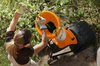 Person verwendet STIHL GHE 250 S Häcksler im Garten
