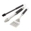 Weber Premium Grillbesteck-Set mit Zange Wender und Pinsel auf grünem Hintergrund